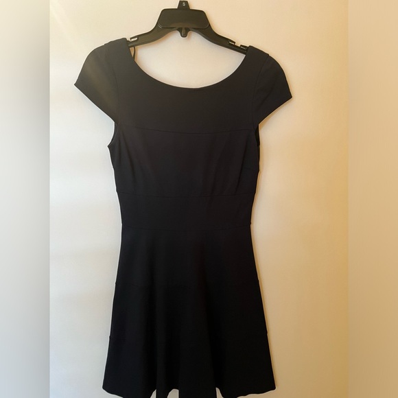 BANANA REPUBLIC DRESS THAT IS SOWN LIKE IN LAYERS. - Picture 1 of 6